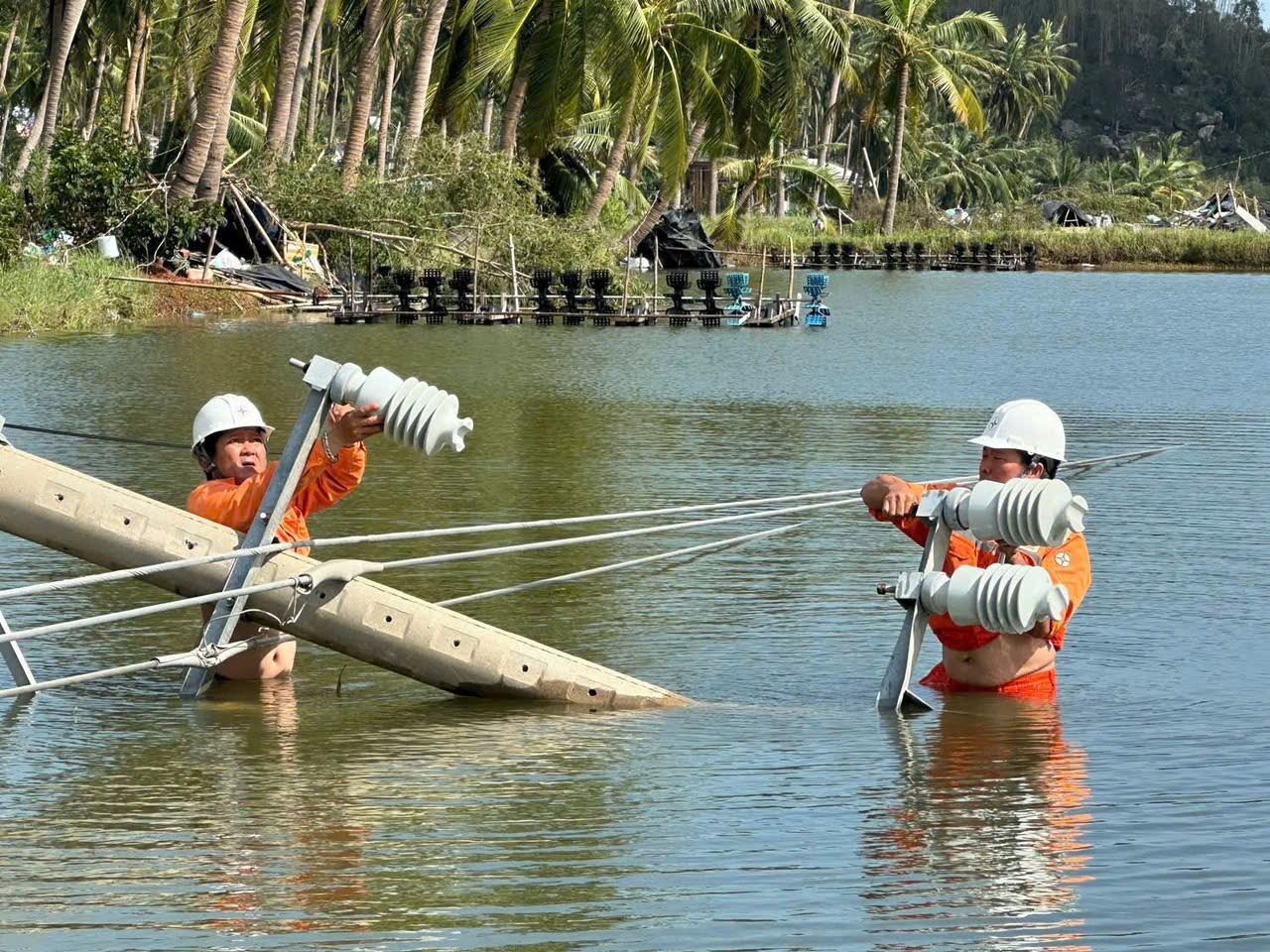 EVNCPC: Cấp điện trở lại cho hơn 1,19 triệu khách hàng sau bão số 13 Kalmaegi - Ảnh 1. EVNCPC: Cấp điện trở lại cho hơn 1,19 triệu khách hàng sau bão số 13 Kalmaegi - Ảnh 1.