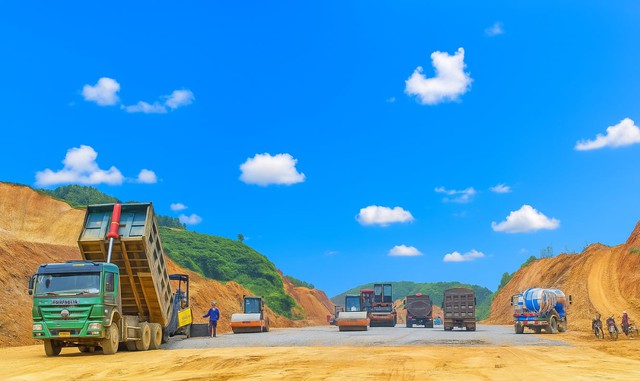 Gần 200 mũi thi công, hơn 1.600 công nhân và 1.400 máy móc đẩy nhanh tiến độ, quyết hoàn thành cao tốc 105km theo chỉ đạo của Thủ tướng- Ảnh 1. Gần 200 mũi thi công, hơn 1.600 công nhân và 1.400 máy móc đẩy nhanh tiến độ, quyết hoàn thành cao tốc 105km theo chỉ đạo của Thủ tướng- Ảnh 1.