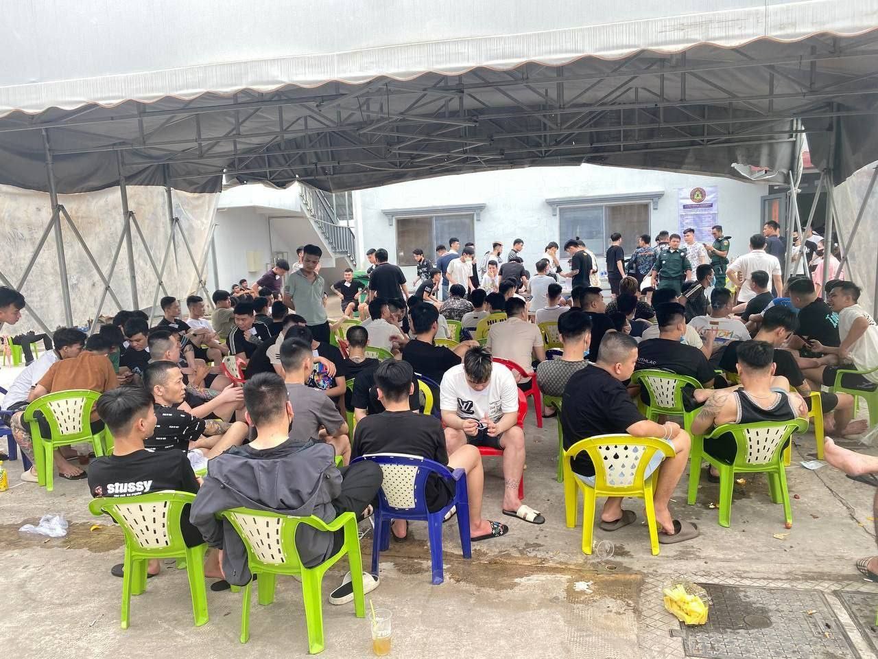 Ập vào 2 tòa nhà cao tầng, phát hiện 658 nghi phạm trong đường dây lừa đảo, thu giữ hàng loạt đồng phục cảnh sát, con dấu, điện thoại...- Ảnh 1.