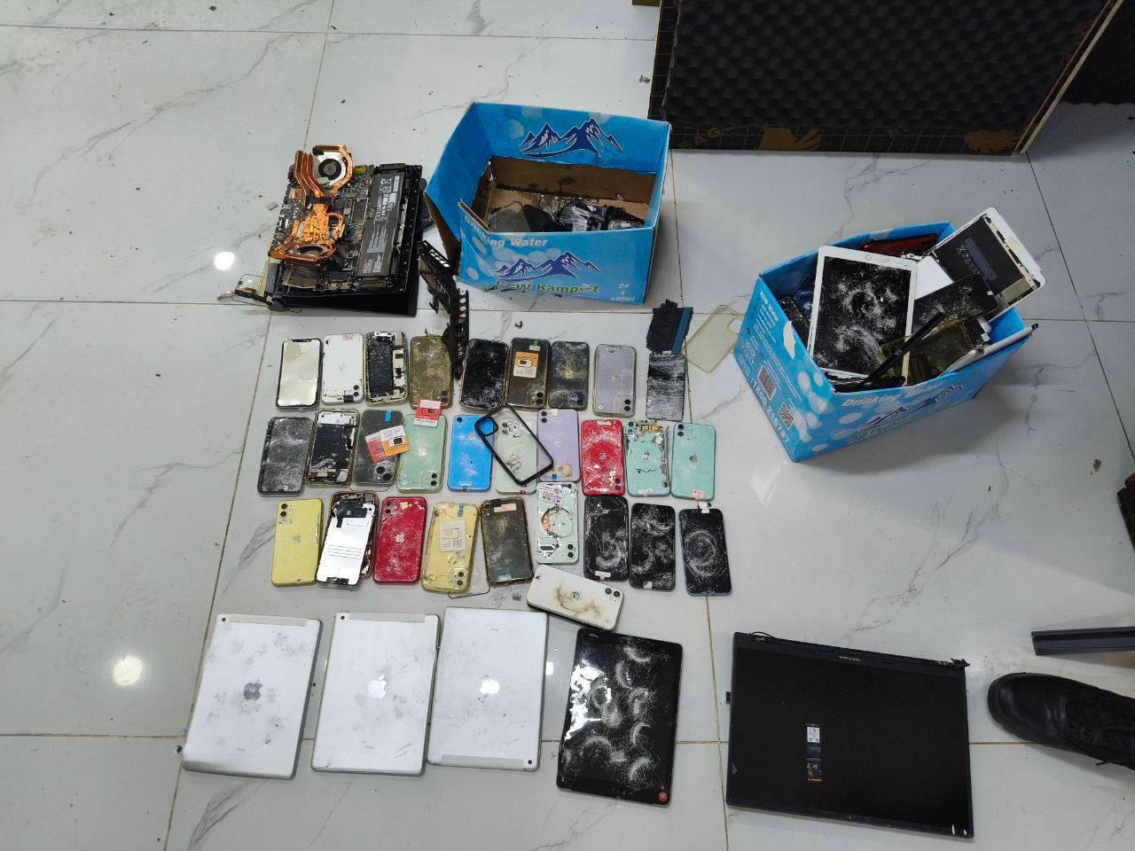 Ập vào 2 tòa nhà cao tầng, phát hiện 658 nghi phạm trong đường dây lừa đảo, thu giữ hàng loạt đồng phục cảnh sát, con dấu, điện thoại...- Ảnh 7.