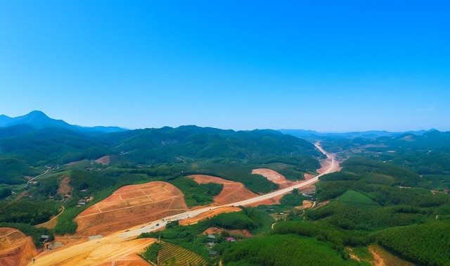 Gần 200 mũi thi công, hơn 1.600 công nhân và 1.400 máy móc đẩy nhanh tiến độ, quyết hoàn thành cao tốc 105km theo chỉ đạo của Thủ tướng- Ảnh 2. Gần 200 mũi thi công, hơn 1.600 công nhân và 1.400 máy móc đẩy nhanh tiến độ, quyết hoàn thành cao tốc 105km theo chỉ đạo của Thủ tướng- Ảnh 2.