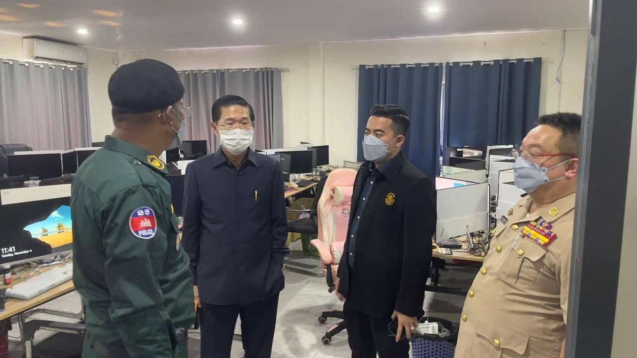 Ập vào 2 tòa nhà cao tầng, phát hiện 658 nghi phạm trong đường dây lừa đảo, thu giữ hàng loạt đồng phục cảnh sát, con dấu, điện thoại...- Ảnh 4.