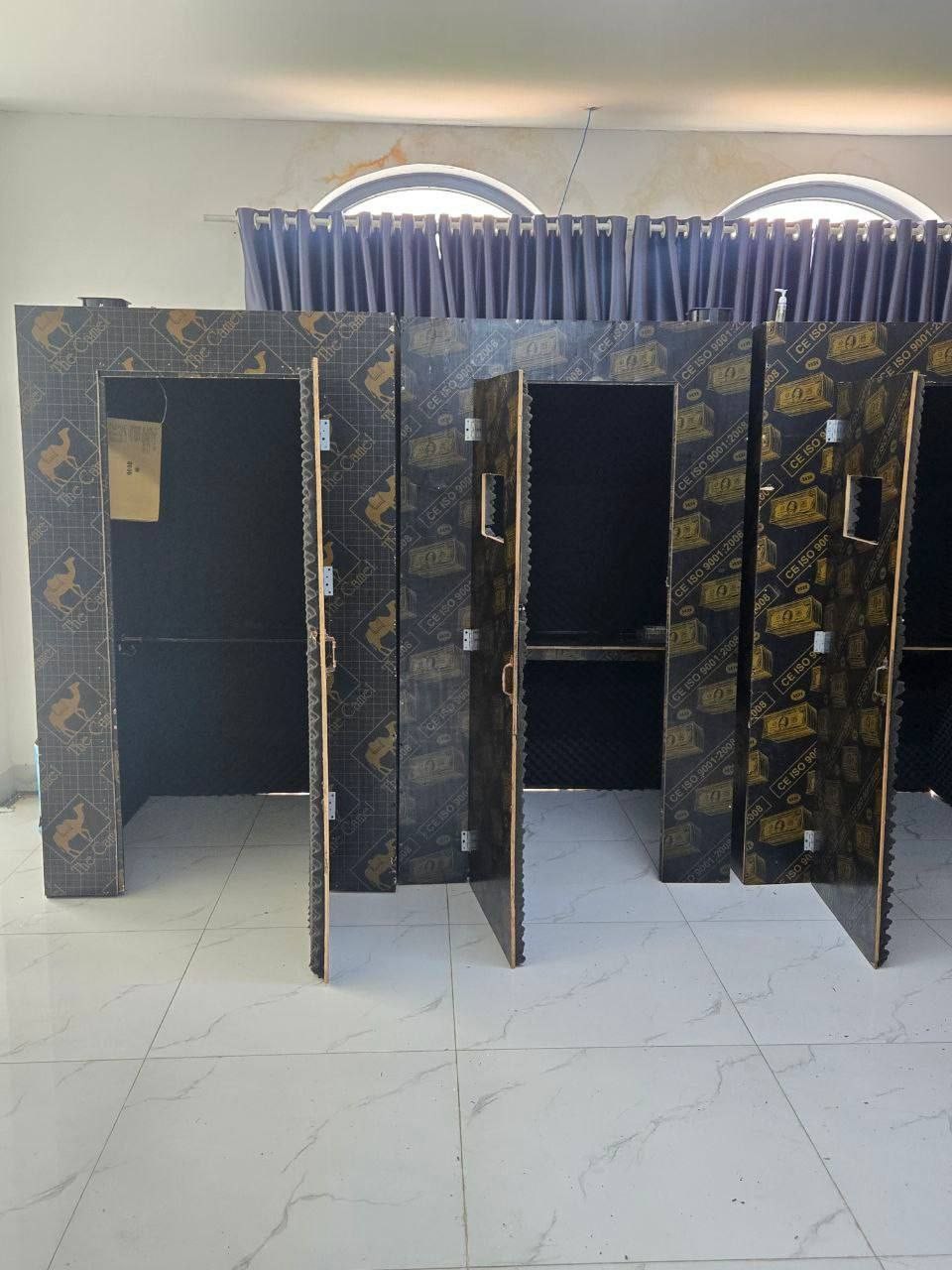 Ập vào 2 tòa nhà cao tầng, phát hiện 658 nghi phạm trong đường dây lừa đảo, thu giữ hàng loạt đồng phục cảnh sát, con dấu, điện thoại...- Ảnh 5.