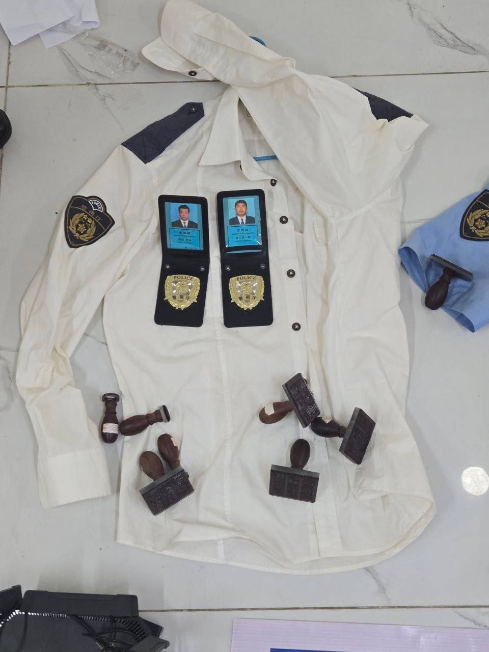 Ập vào 2 tòa nhà cao tầng, phát hiện 658 nghi phạm trong đường dây lừa đảo, thu giữ hàng loạt đồng phục cảnh sát, con dấu, điện thoại...- Ảnh 2.