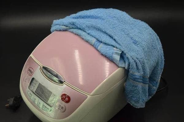 Mẹo phủ khăn lên nồi cơm điện giúp tiết kiệm điện hiệu quả - Ảnh 3. Mẹo phủ khăn lên nồi cơm điện giúp tiết kiệm điện hiệu quả - Ảnh 3.