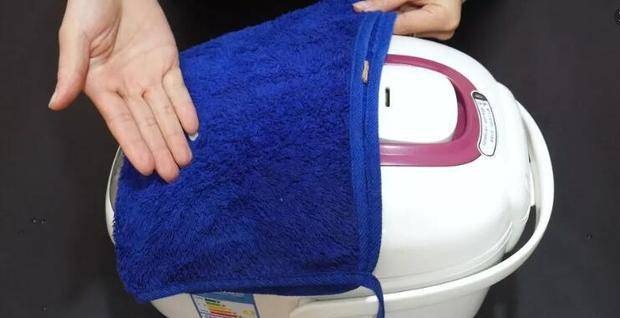 Mẹo phủ khăn lên nồi cơm điện giúp tiết kiệm điện hiệu quả - Ảnh 1. Mẹo phủ khăn lên nồi cơm điện giúp tiết kiệm điện hiệu quả - Ảnh 1.