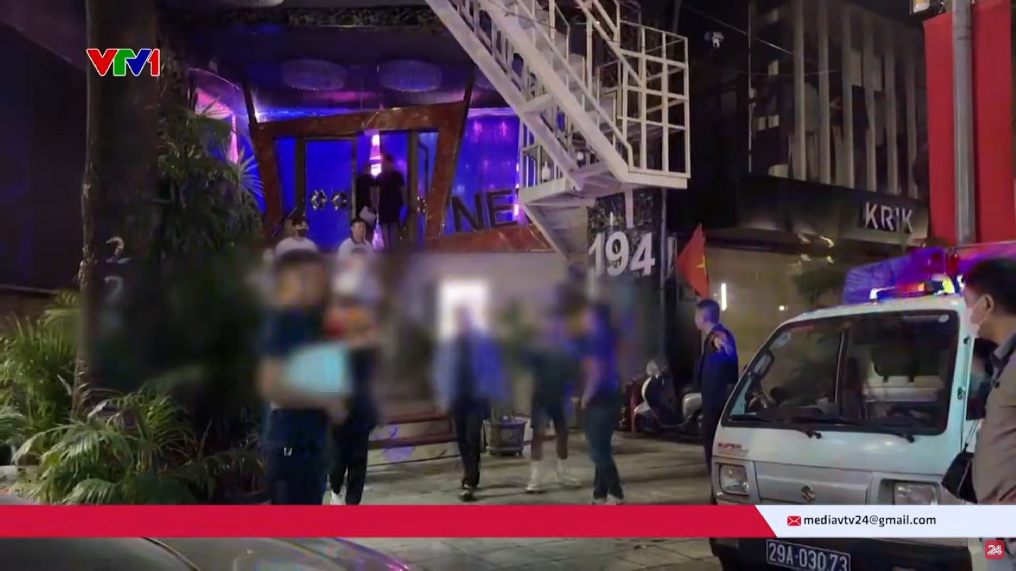 Đột kích karaoke Trần Duy Hưng phát hiện dịch vụ trái phép và 18 đối tượng bị tạm giữ - Ảnh 1. Đột kích karaoke Trần Duy Hưng phát hiện dịch vụ trái phép và 18 đối tượng bị tạm giữ - Ảnh 1.