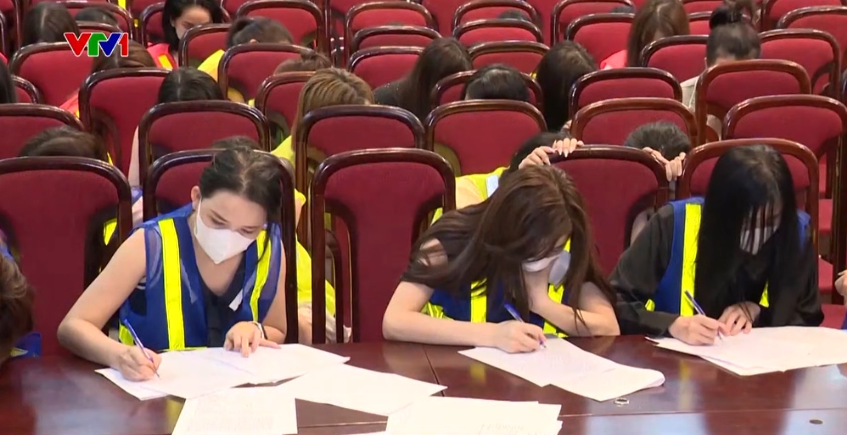 Đột kích karaoke Trần Duy Hưng phát hiện dịch vụ trái phép và 18 đối tượng bị tạm giữ - Ảnh 5. Đột kích karaoke Trần Duy Hưng phát hiện dịch vụ trái phép và 18 đối tượng bị tạm giữ - Ảnh 5.