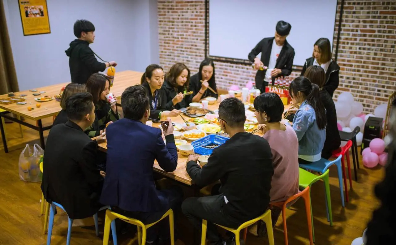 Đi họp lớp gặp lại lớp trưởng từng thích tôi, anh ta bao cả quán, mừng mỗi người 1 triệu, riêng tôi nhận phong bao kỳ lạ- Ảnh 1. Đi họp lớp gặp lại lớp trưởng từng thích tôi, anh ta bao cả quán, mừng mỗi người 1 triệu, riêng tôi nhận phong bao kỳ lạ- Ảnh 1.