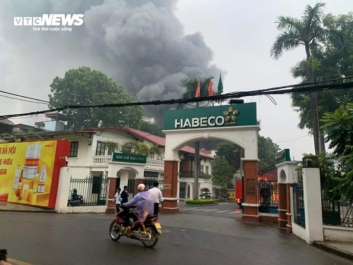 Cháy lớn tại Nhà máy Bia Hà Nội Habeco: Cập nhật tình hình khẩn cấp - Ảnh 1. Cháy lớn tại Nhà máy Bia Hà Nội Habeco: Cập nhật tình hình khẩn cấp - Ảnh 1.