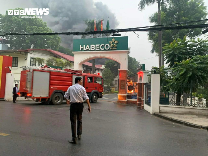 Cháy lớn tại Nhà máy Bia Hà Nội Habeco: Cập nhật tình hình khẩn cấp - Ảnh 2. Cháy lớn tại Nhà máy Bia Hà Nội Habeco: Cập nhật tình hình khẩn cấp - Ảnh 2.