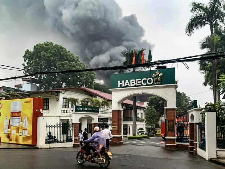 Cháy nhà máy Habeco ở Hà Nội , cột khói bốc cao khiến giao thông ùn tắc - Ảnh 1.