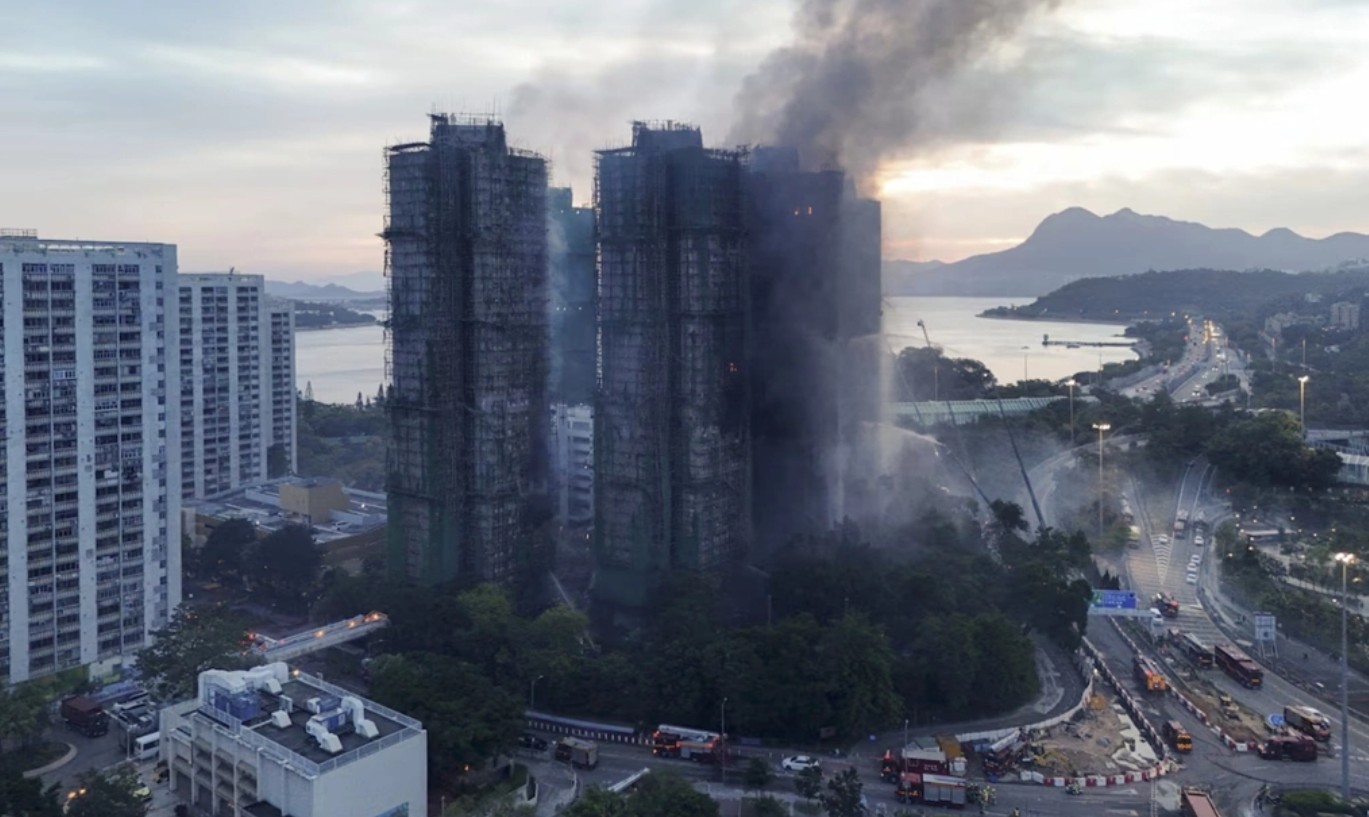 Giàn giáo tre gây cháy lớn tại chung cư Wang Fuk Court , Hong Kong - Ảnh 1. Giàn giáo tre gây cháy lớn tại chung cư Wang Fuk Court , Hong Kong - Ảnh 1.