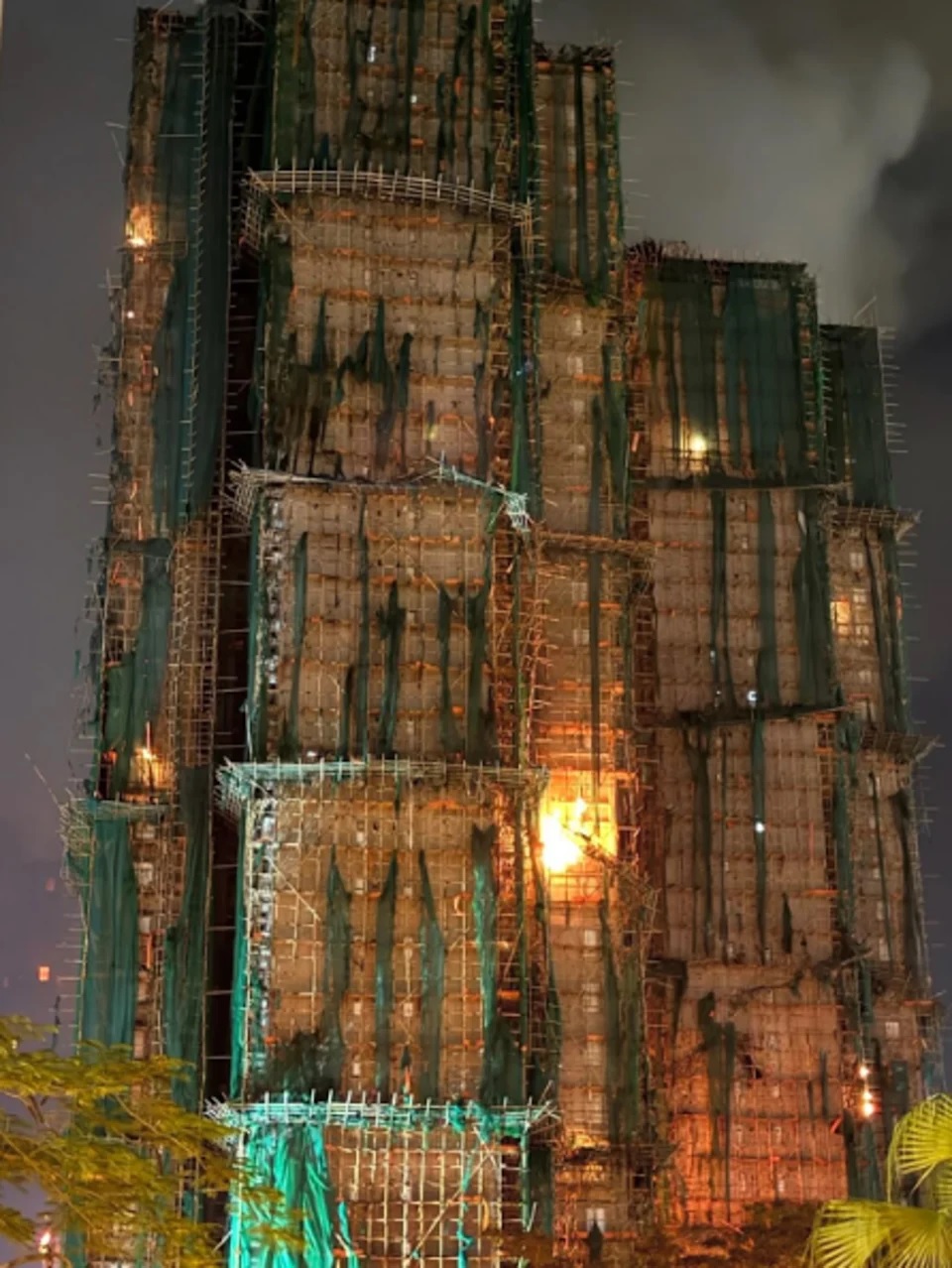 Cháy chung cư Hồng Kông: Tiết lộ của cư dân kèm ảnh hiện trường gây bất ngờ - Ảnh 1. Cháy chung cư Hồng Kông: Tiết lộ của cư dân kèm ảnh hiện trường gây bất ngờ - Ảnh 1.