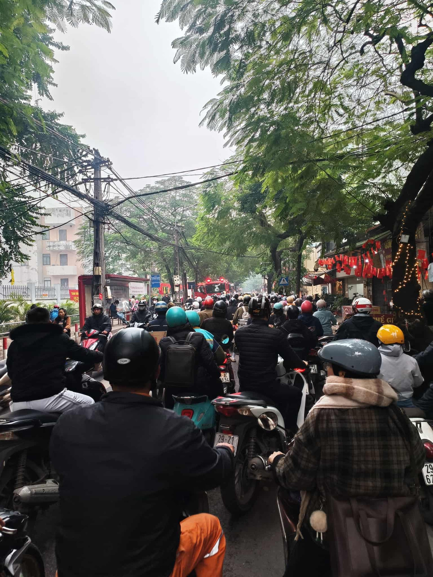 Cháy nhà máy Habeco ở Hà Nội , cột khói bốc cao khiến giao thông ùn tắc - Ảnh 6.