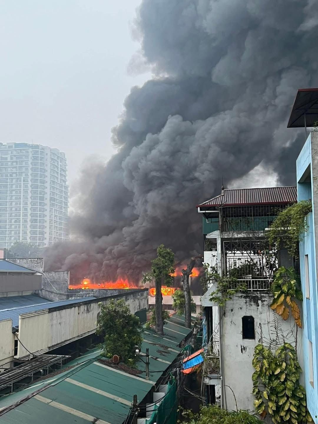 Cháy nhà máy Habeco ở Hà Nội , cột khói bốc cao khiến giao thông ùn tắc - Ảnh 2.