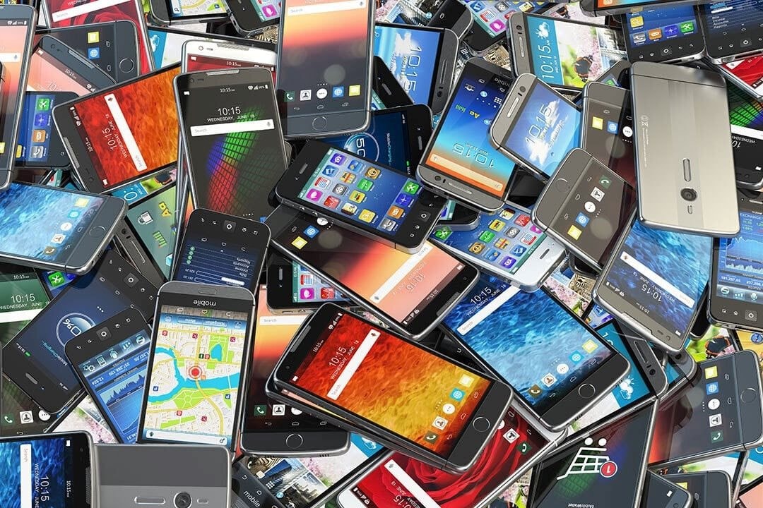 Công an Ấn Độ triệt phá đường dây sản xuất điện thọai giả , thu giữ hơn 1 . 800 Chiếc - Ảnh 1. Công an Ấn Độ triệt phá đường dây sản xuất điện thọai giả , thu giữ hơn 1 . 800 Chiếc - Ảnh 1.