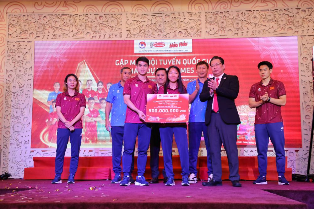 U22 Việt Nam và tuyển nữ ủng hộ đồng bào miền Trung 100 triệu đồng trước SEA Games 33 - Ảnh 2. U22 Việt Nam và tuyển nữ ủng hộ đồng bào miền Trung 100 triệu đồng trước SEA Games 33 - Ảnh 2.