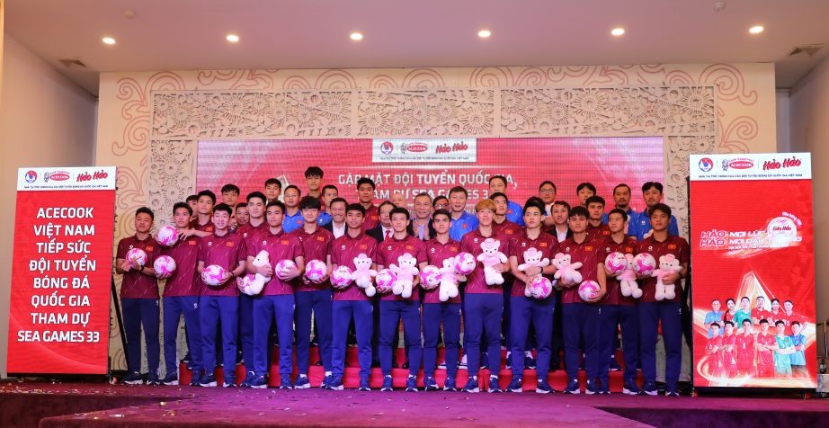 U22 Việt Nam và tuyển nữ ủng hộ đồng bào miền Trung 100 triệu đồng trước SEA Games 33 - Ảnh 3. U22 Việt Nam và tuyển nữ ủng hộ đồng bào miền Trung 100 triệu đồng trước SEA Games 33 - Ảnh 3.