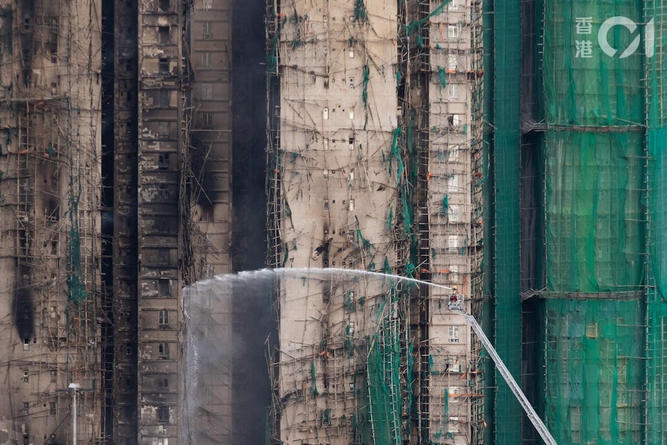 Cháy chung cư Hồng Kông: Tiết lộ của cư dân kèm ảnh hiện trường gây bất ngờ - Ảnh 4. Cháy chung cư Hồng Kông: Tiết lộ của cư dân kèm ảnh hiện trường gây bất ngờ - Ảnh 4.