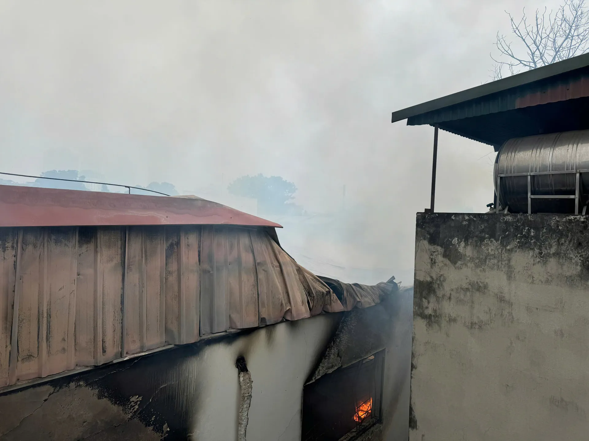 Cháy nhà máy Habeco ở Hà Nội , cột khói bốc cao khiến giao thông ùn tắc - Ảnh 5.