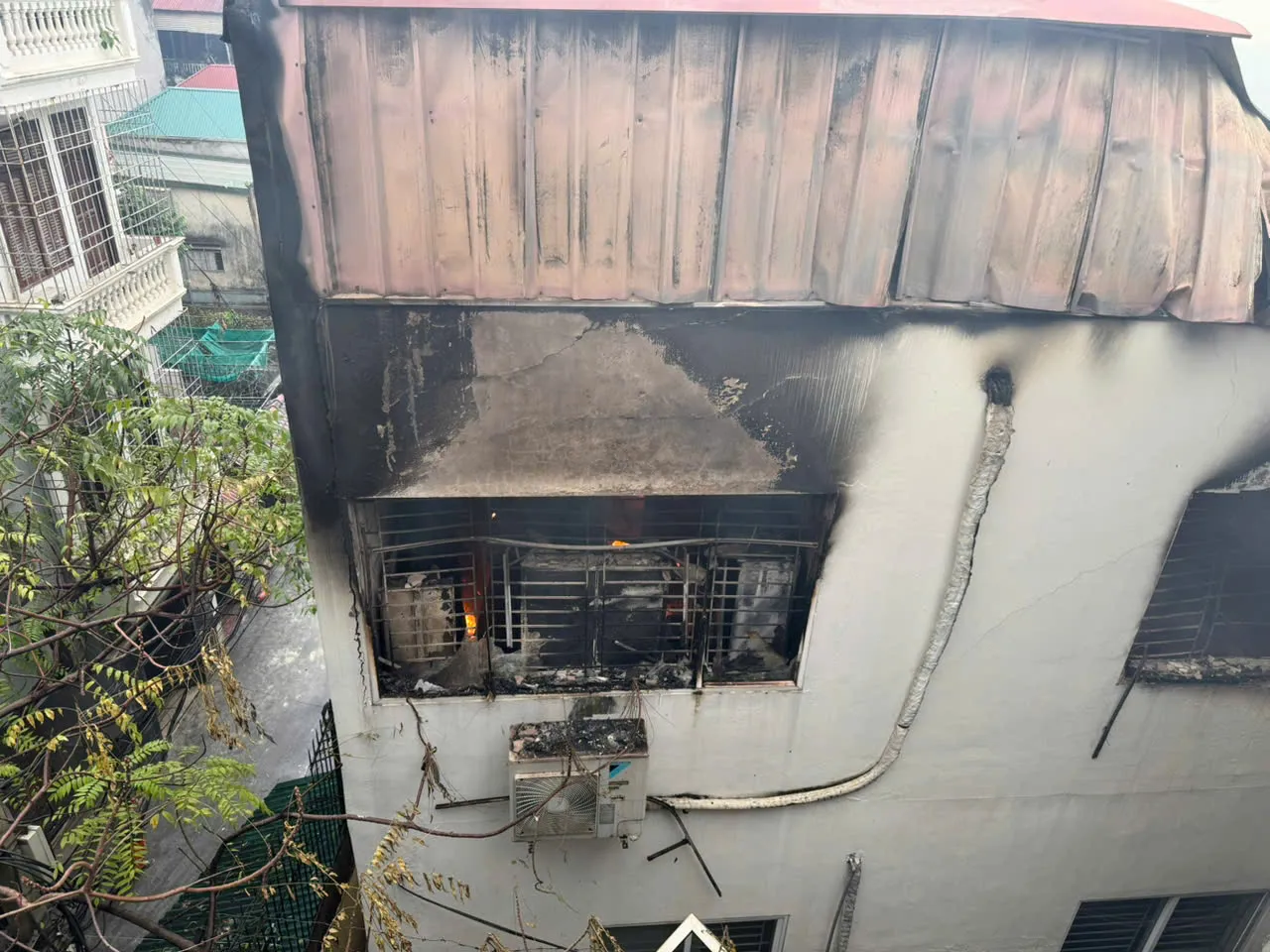 Cháy nhà máy Habeco ở Hà Nội , cột khói bốc cao khiến giao thông ùn tắc - Ảnh 3.