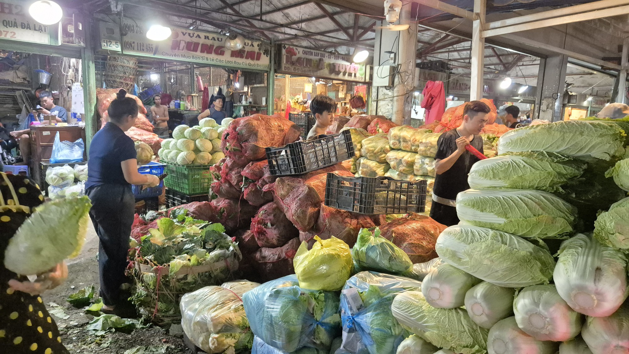 Giá rau hiện nay giảm mạnh tại chợ đầu mối Thủ Đức , nhiều mặt hàng dưới 10 . 000 Đồng / kg - Ảnh 1. Giá rau hiện nay giảm mạnh tại chợ đầu mối Thủ Đức , nhiều mặt hàng dưới 10 . 000 Đồng / kg - Ảnh 1.