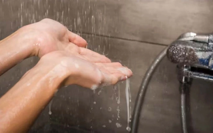 Gội đầu đúng cách: Nên gội trước hay tắm trước để bảo vệ sức khỏe? - Ảnh 2. Gội đầu đúng cách: Nên gội trước hay tắm trước để bảo vệ sức khỏe? - Ảnh 2.