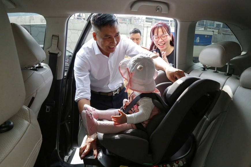 Luật giao thông mới quy định trẻ em dưới 10 tuổi không được ngồi hàng ghế trước - Ảnh 1. Luật giao thông mới quy định trẻ em dưới 10 tuổi không được ngồi hàng ghế trước - Ảnh 1.