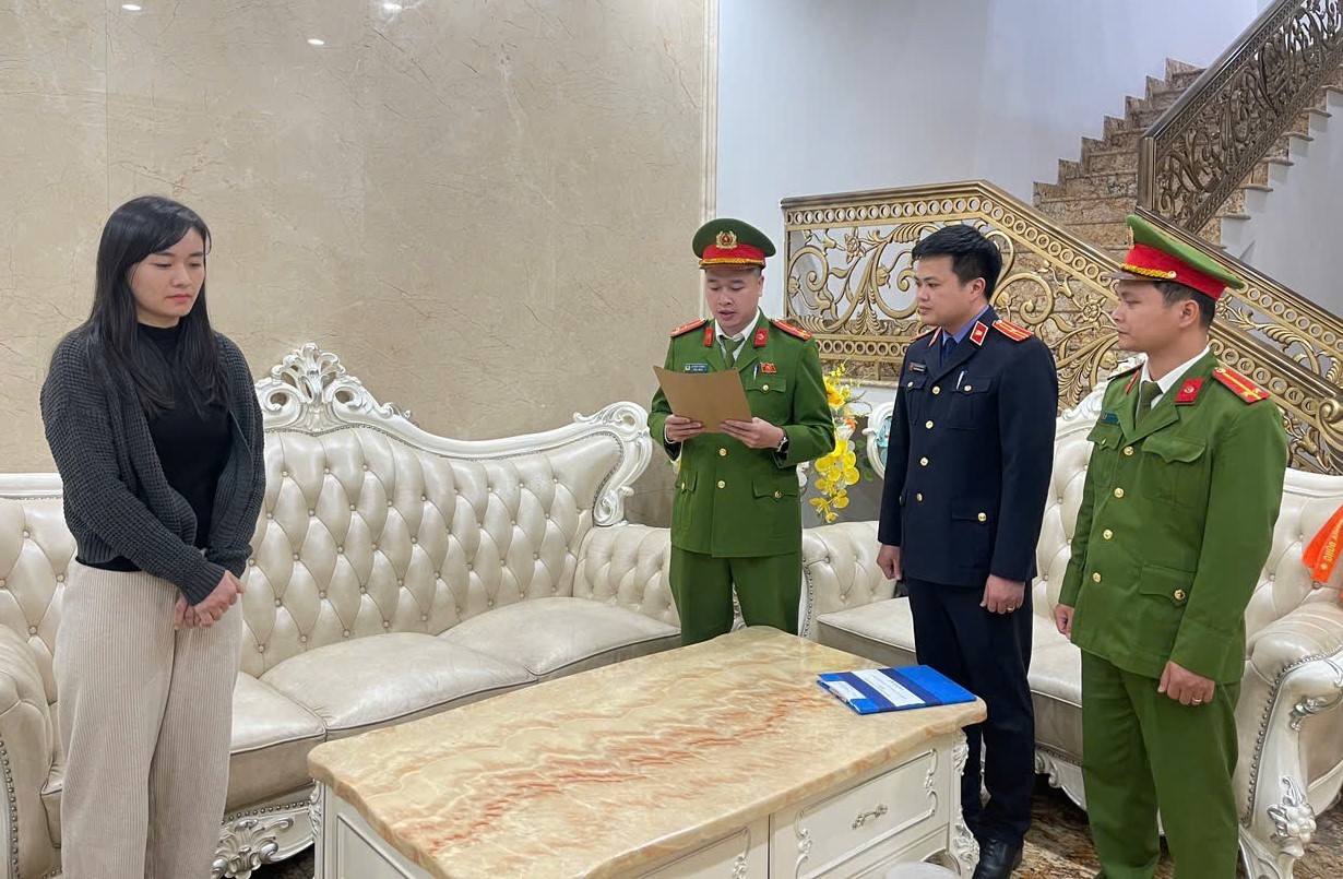 Khám xét tiệm vàng Kim Chung: Vợ chồng chủ tiệm bị bắt vì trốn thuế tại Thanh Hóa - Ảnh 7. Khám xét tiệm vàng Kim Chung: Vợ chồng chủ tiệm bị bắt vì trốn thuế tại Thanh Hóa - Ảnh 7.