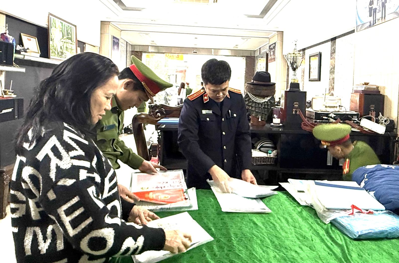 Khám xét tiệm vàng Kim Chung: Vợ chồng chủ tiệm bị bắt vì trốn thuế tại Thanh Hóa - Ảnh 5. Khám xét tiệm vàng Kim Chung: Vợ chồng chủ tiệm bị bắt vì trốn thuế tại Thanh Hóa - Ảnh 5.