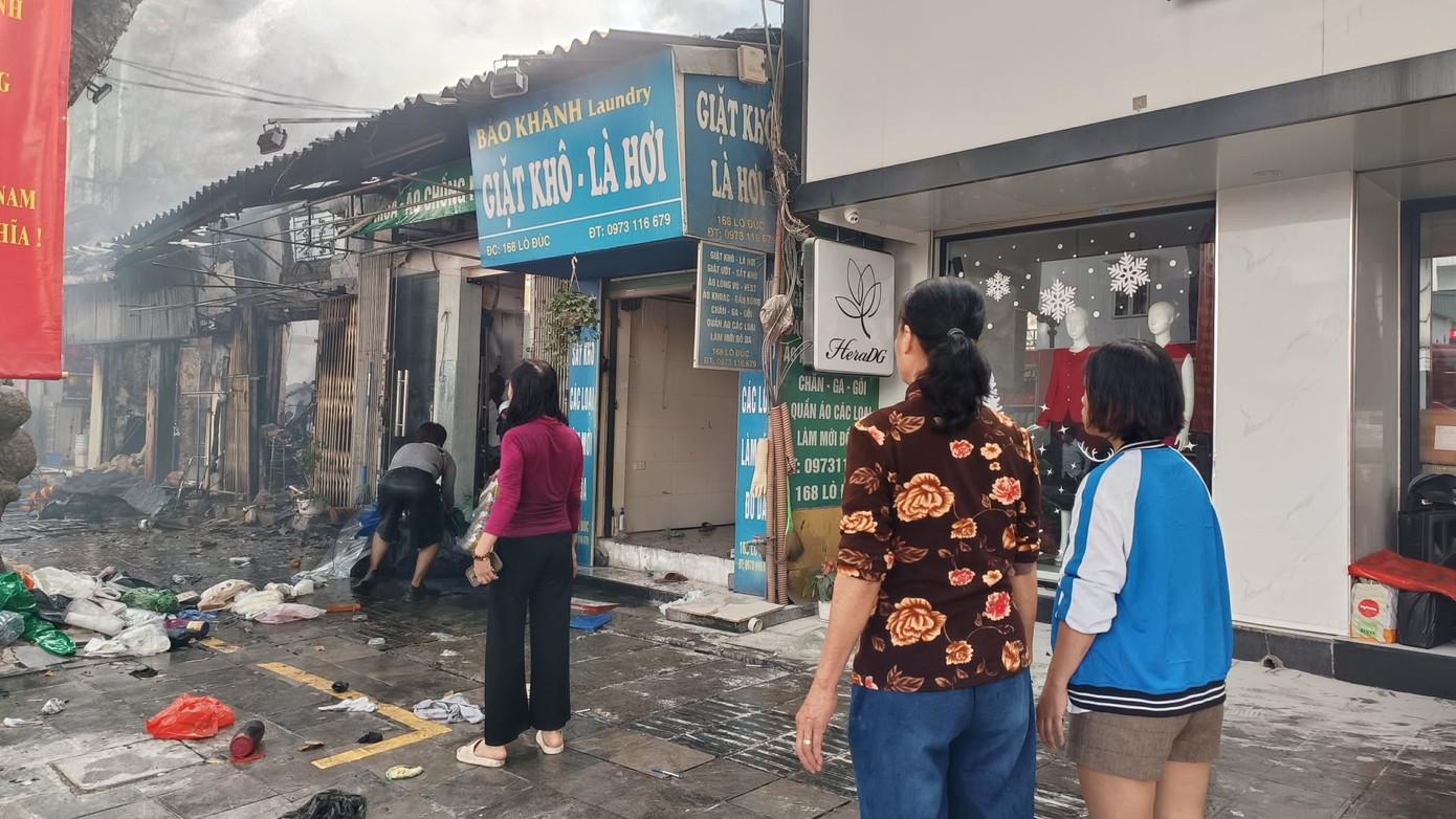 Hỏa hoạn Hà Nội bùng phát dữ dội tại dãy nhà trên phố Lò Đúc chiều 10 / 12 - Ảnh 5. Hỏa hoạn Hà Nội bùng phát dữ dội tại dãy nhà trên phố Lò Đúc chiều 10 / 12 - Ảnh 5.
