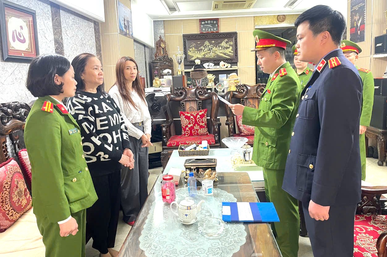 Khám xét tiệm vàng Kim Chung: Vợ chồng chủ tiệm bị bắt vì trốn thuế tại Thanh Hóa - Ảnh 6. Khám xét tiệm vàng Kim Chung: Vợ chồng chủ tiệm bị bắt vì trốn thuế tại Thanh Hóa - Ảnh 6.