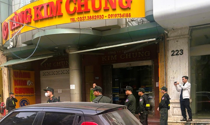 Khám xét tiệm vàng Kim Chung: Vợ chồng chủ tiệm bị bắt vì trốn thuế tại Thanh Hóa - Ảnh 3. Khám xét tiệm vàng Kim Chung: Vợ chồng chủ tiệm bị bắt vì trốn thuế tại Thanh Hóa - Ảnh 3.