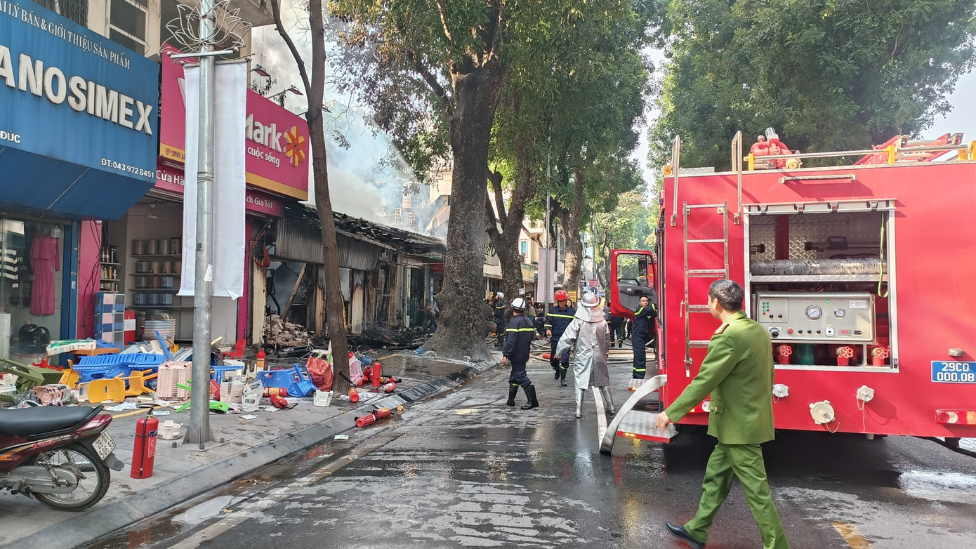 Hỏa hoạn Hà Nội bùng phát dữ dội tại dãy nhà trên phố Lò Đúc chiều 10 / 12 - Ảnh 7. Hỏa hoạn Hà Nội bùng phát dữ dội tại dãy nhà trên phố Lò Đúc chiều 10 / 12 - Ảnh 7.