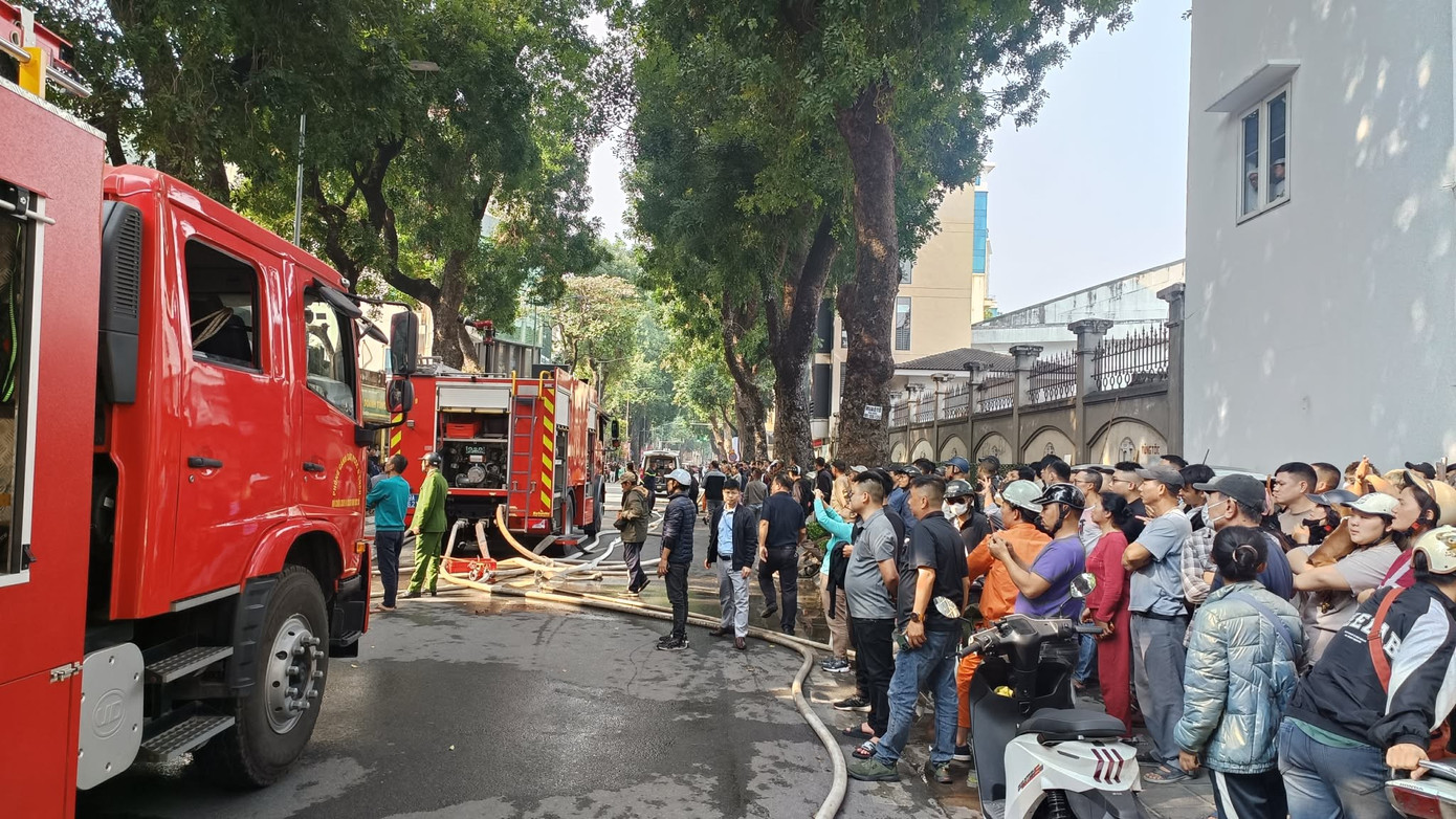Hỏa hoạn Hà Nội bùng phát dữ dội tại dãy nhà trên phố Lò Đúc chiều 10 / 12 - Ảnh 6. Hỏa hoạn Hà Nội bùng phát dữ dội tại dãy nhà trên phố Lò Đúc chiều 10 / 12 - Ảnh 6.
