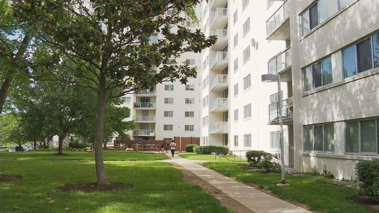 Bé gái 2 tuổi sống sót sau khi rơi từ ban công chung cư tầng 15: Tình trạng của nạn nhân sau đó gây chú ý - Ảnh 1.