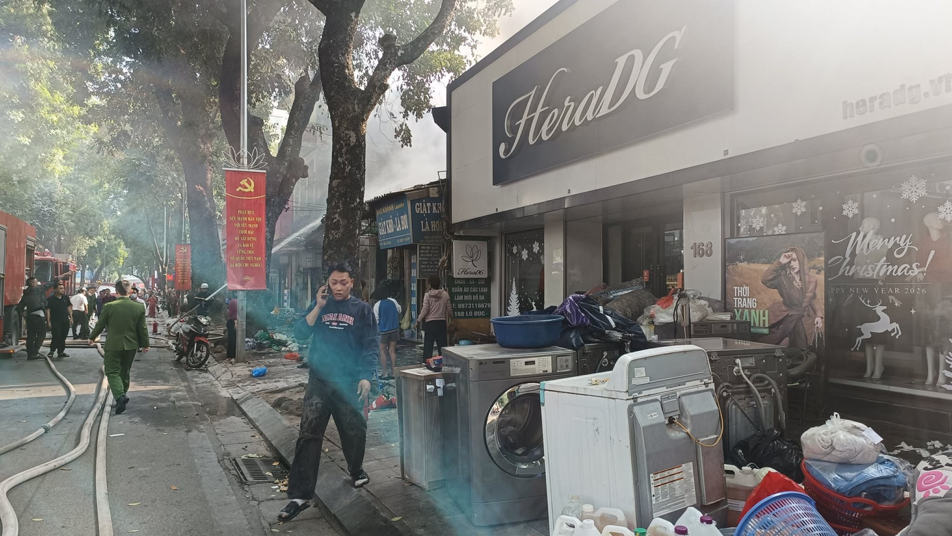 Hỏa hoạn Hà Nội bùng phát dữ dội tại dãy nhà trên phố Lò Đúc chiều 10 / 12 - Ảnh 4. Hỏa hoạn Hà Nội bùng phát dữ dội tại dãy nhà trên phố Lò Đúc chiều 10 / 12 - Ảnh 4.