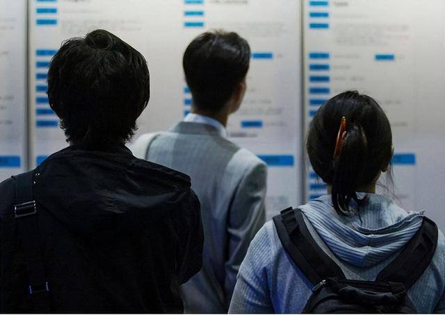 Một kiểu ĂN BÁM mới đang lan rộng - Con cái học cao nhưng cha mẹ lo sốt vó: "Cứ thế này hỏng cả đời..."- Ảnh 1. Một kiểu ĂN BÁM mới đang lan rộng - Con cái học cao nhưng cha mẹ lo sốt vó: "Cứ thế này hỏng cả đời..."- Ảnh 1.