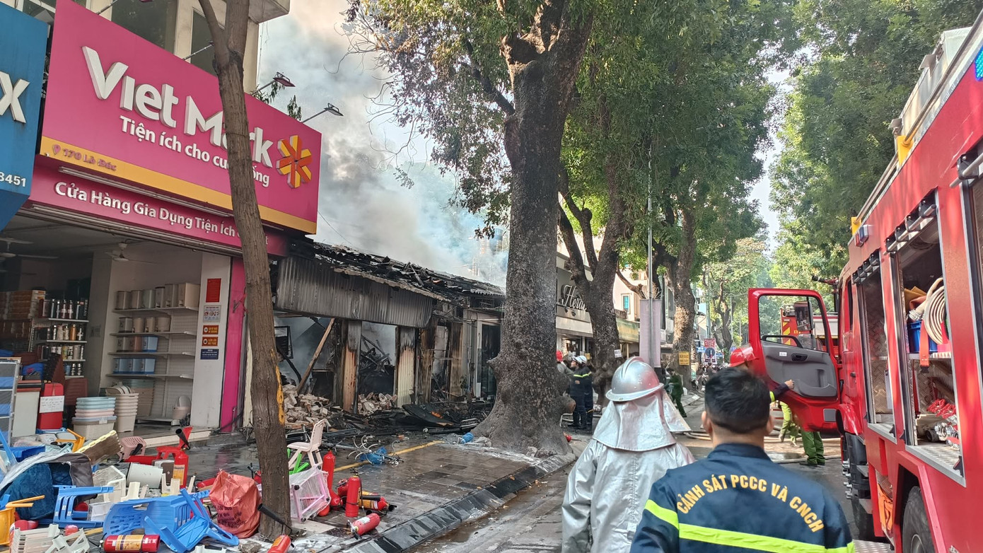 Hỏa hoạn Hà Nội bùng phát dữ dội tại dãy nhà trên phố Lò Đúc chiều 10 / 12 - Ảnh 1. Hỏa hoạn Hà Nội bùng phát dữ dội tại dãy nhà trên phố Lò Đúc chiều 10 / 12 - Ảnh 1.
