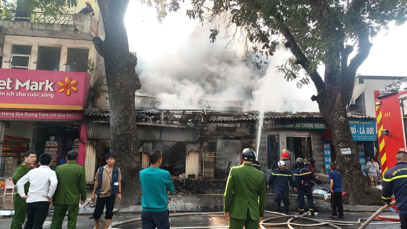 Hỏa hoạn Hà Nội bùng phát dữ dội tại dãy nhà trên phố Lò Đúc chiều 10 / 12 - Ảnh 2. Hỏa hoạn Hà Nội bùng phát dữ dội tại dãy nhà trên phố Lò Đúc chiều 10 / 12 - Ảnh 2.