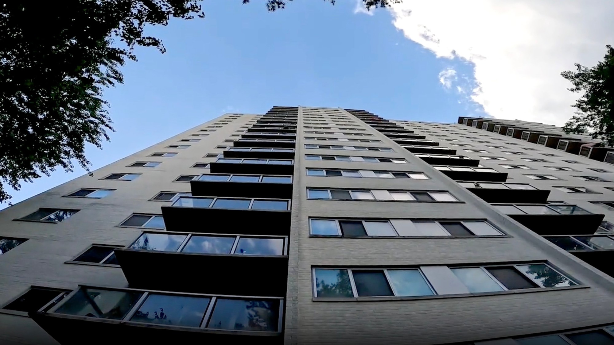 Bé gái 2 tuổi sống sót sau khi rơi từ ban công chung cư tầng 15: Tình trạng của nạn nhân sau đó gây chú ý - Ảnh 3.