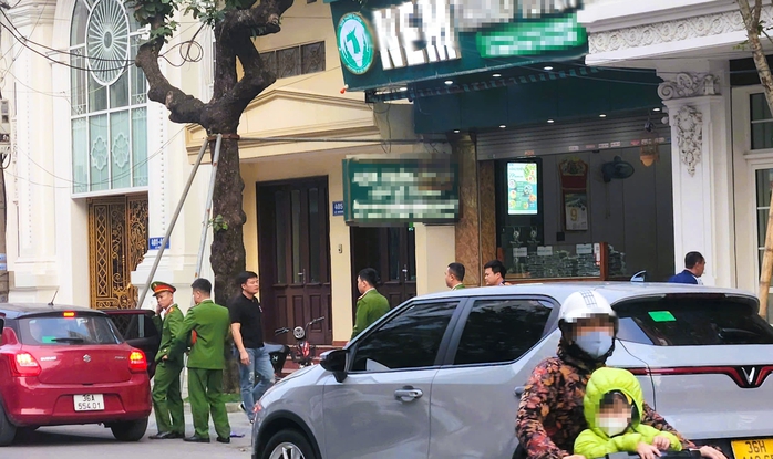 Khám xét tiệm vàng Kim Chung: Vợ chồng chủ tiệm bị bắt vì trốn thuế tại Thanh Hóa - Ảnh 2. Khám xét tiệm vàng Kim Chung: Vợ chồng chủ tiệm bị bắt vì trốn thuế tại Thanh Hóa - Ảnh 2.