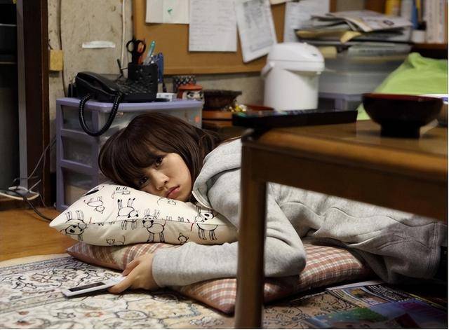 Một kiểu ĂN BÁM mới đang lan rộng - Con cái học cao nhưng cha mẹ lo sốt vó: "Cứ thế này hỏng cả đời..."- Ảnh 3. Một kiểu ĂN BÁM mới đang lan rộng - Con cái học cao nhưng cha mẹ lo sốt vó: "Cứ thế này hỏng cả đời..."- Ảnh 3.