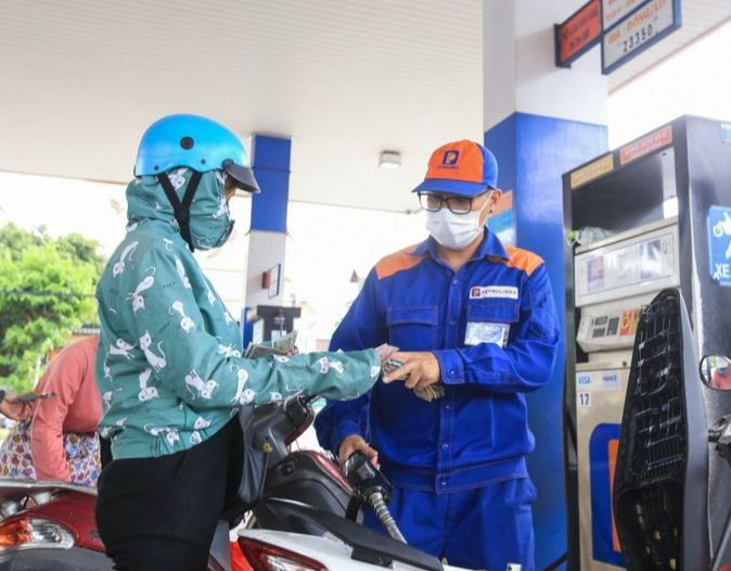 Giá xăng dầu có thể giảm vào ngày mai 11 / 12: Dự báo từ các doanh nghiệp - Ảnh 1. Giá xăng dầu có thể giảm vào ngày mai 11 / 12: Dự báo từ các doanh nghiệp - Ảnh 1.