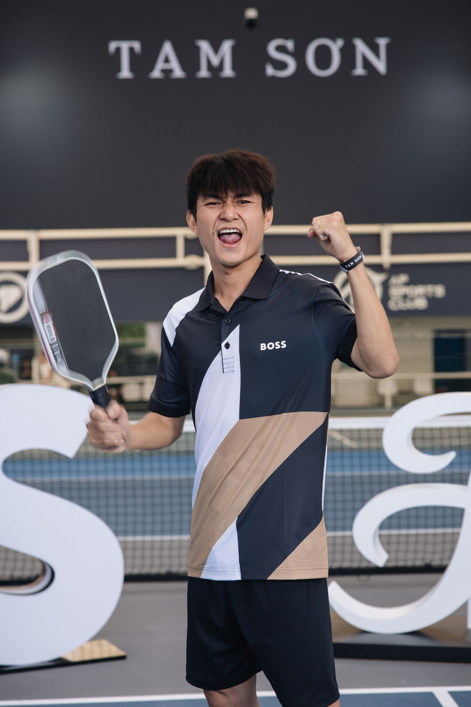 Bộ ba nam thần Mưa Đỏ khuấy đảo sân pickleball với phong cách thể thao ấn tượng - Ảnh 4. Bộ ba nam thần Mưa Đỏ khuấy đảo sân pickleball với phong cách thể thao ấn tượng - Ảnh 4.