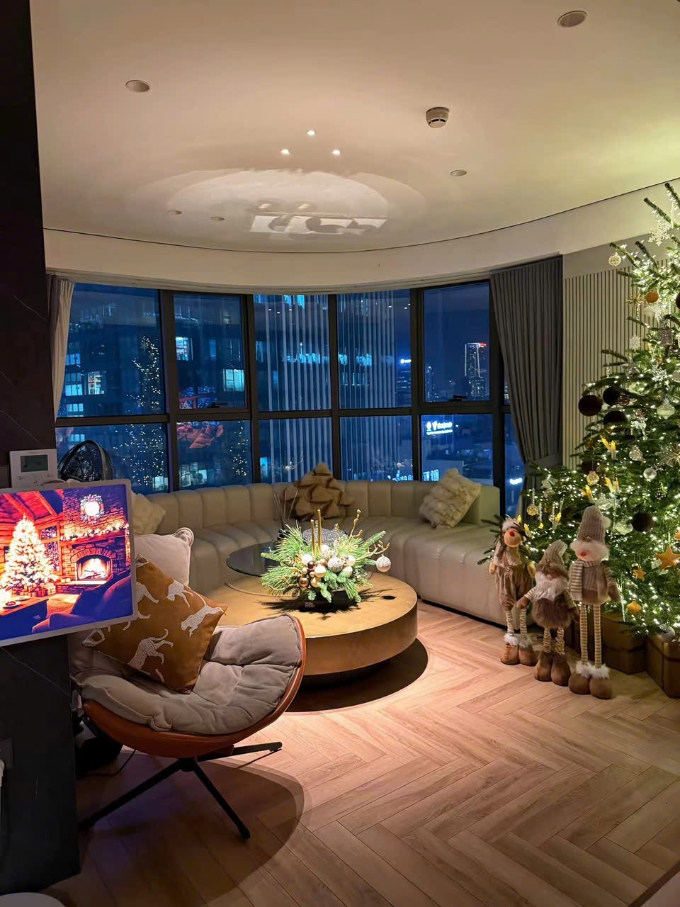 Căn hộ đẹp Hà Nội của cô gái 9x gây sốt mạng xã hội với trang trí Giáng sinh ấn tượng - Ảnh 7. Căn hộ đẹp Hà Nội của cô gái 9x gây sốt mạng xã hội với trang trí Giáng sinh ấn tượng - Ảnh 7.