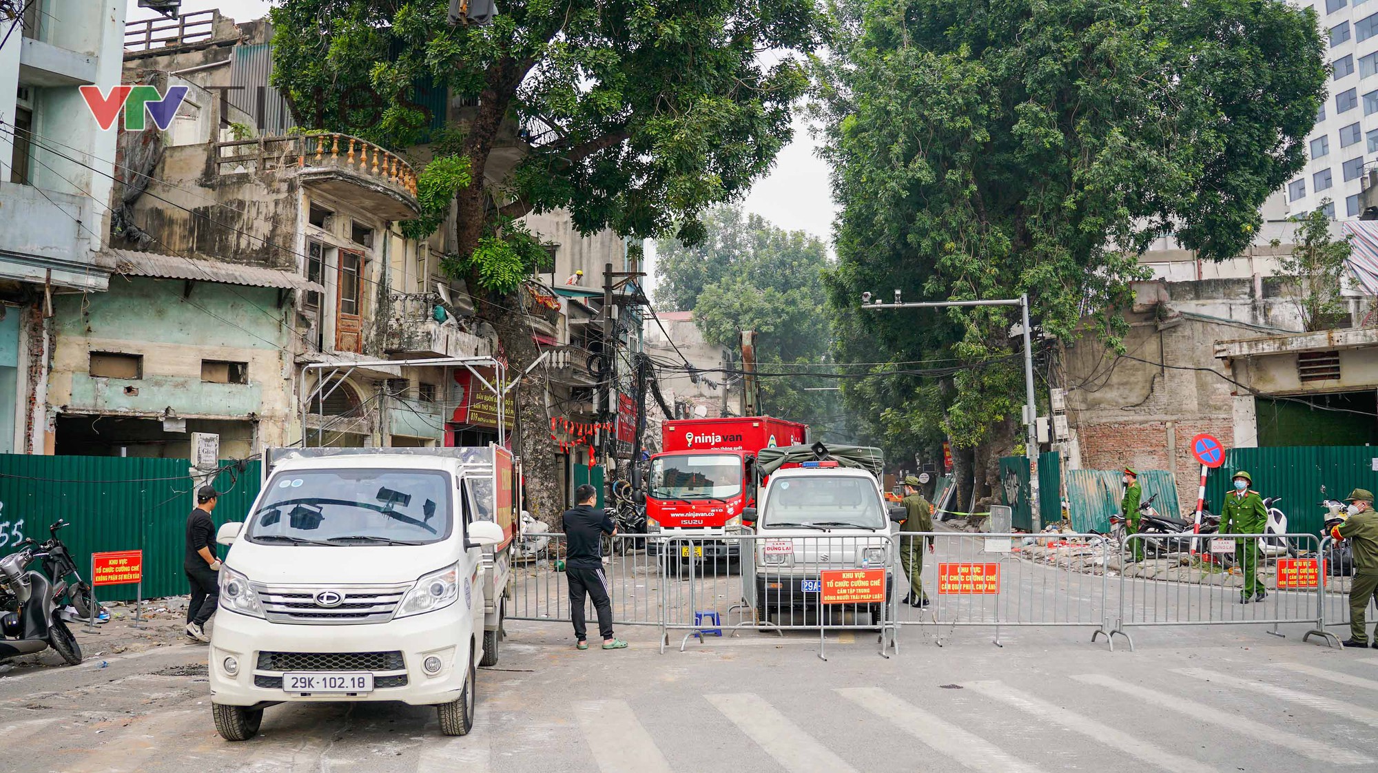 Phường Láng tiếp tục cưỡng chế thu hồi đất phục vụ Dự án đường Vành đai 1, đoạn Hoàng Cầu - Voi Phục - Ảnh 4.
