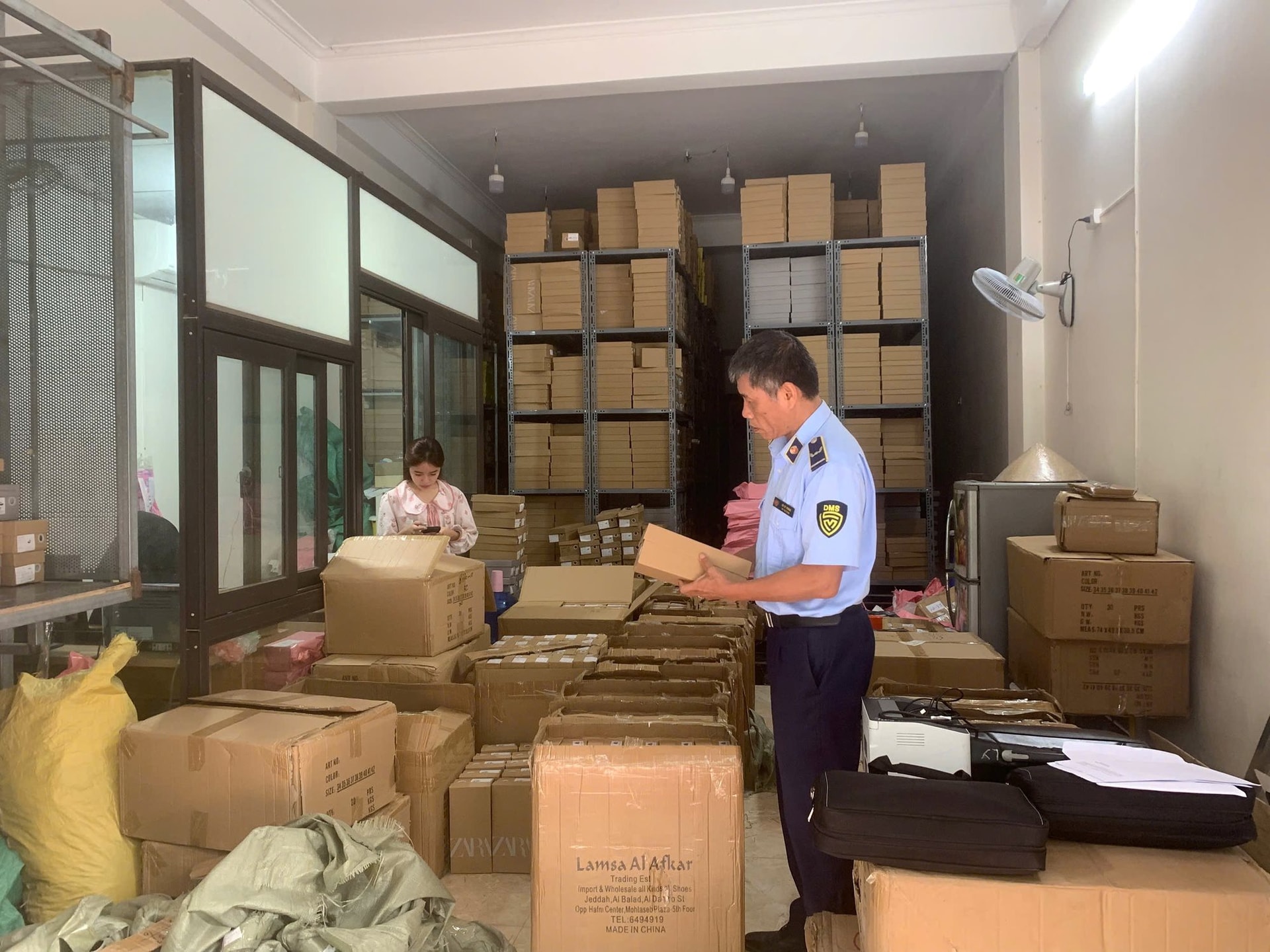 Công an Hà Nội truy quét hàng giả trên sàn thương mại điện tử gây lo ngại - Ảnh 1. Công an Hà Nội truy quét hàng giả trên sàn thương mại điện tử gây lo ngại - Ảnh 1.