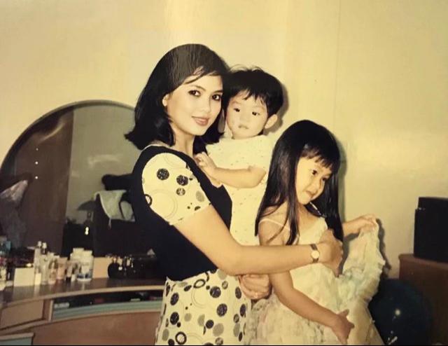 Quá khứ của bà Thủy Tiên - lý do khiến tỷ phú Johnathan Hạnh Nguyễn si tình - Ảnh 6. Quá khứ của bà Thủy Tiên - lý do khiến tỷ phú Johnathan Hạnh Nguyễn si tình - Ảnh 6.